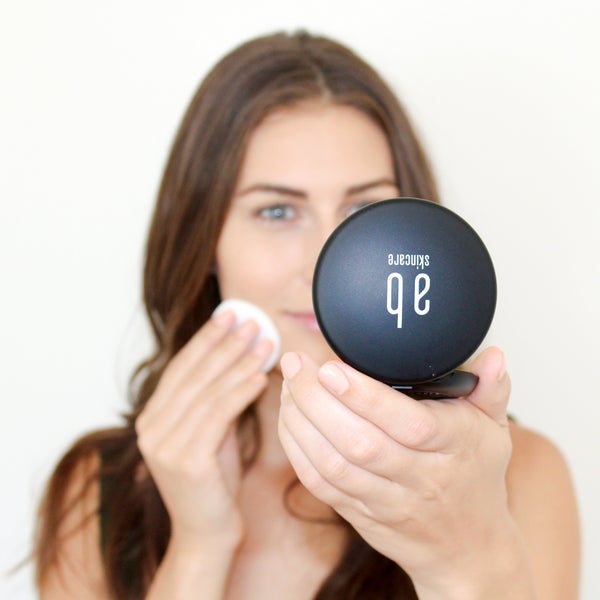 Woman putting on mineral powder